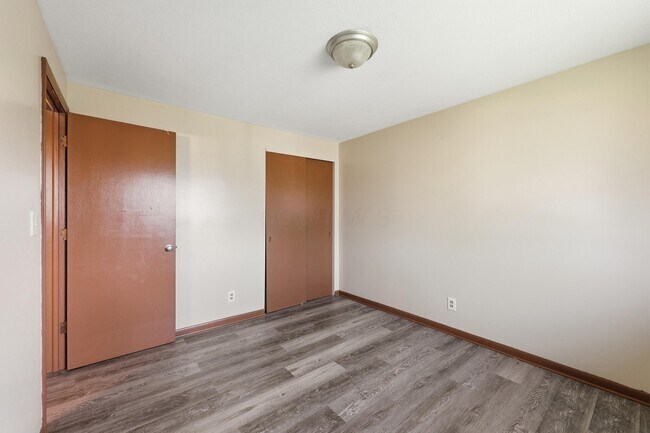 Building Photo - 1759 Lonsdale Rd