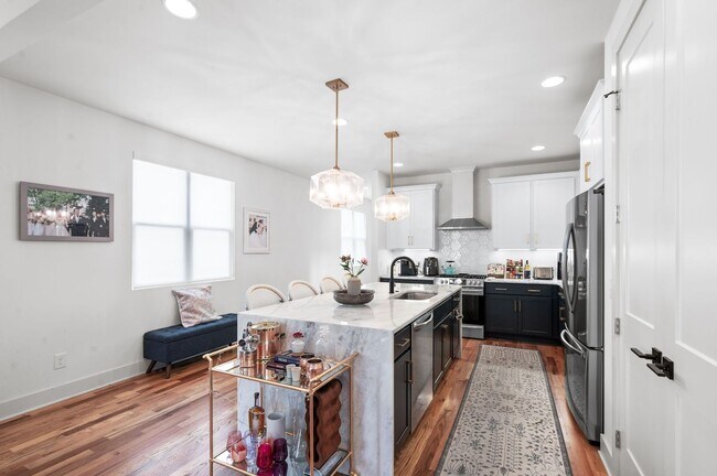 Building Photo - Stunning 3BE/3BA in one of Nashville's hot...