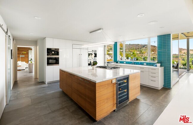 Building Photo - 2344 Banyan Dr