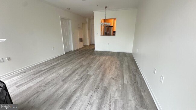 Building Photo - 7011 Falls Reach Dr