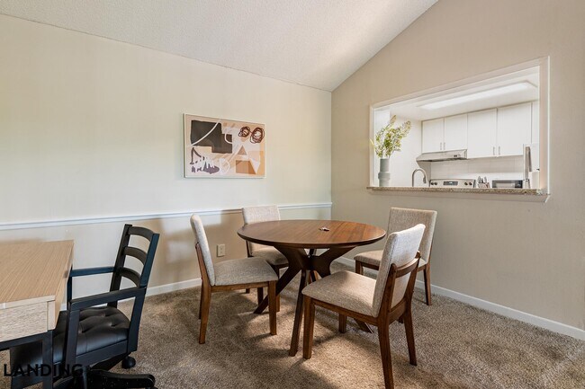 Building Photo - 1000 Palm Pl Dr NE