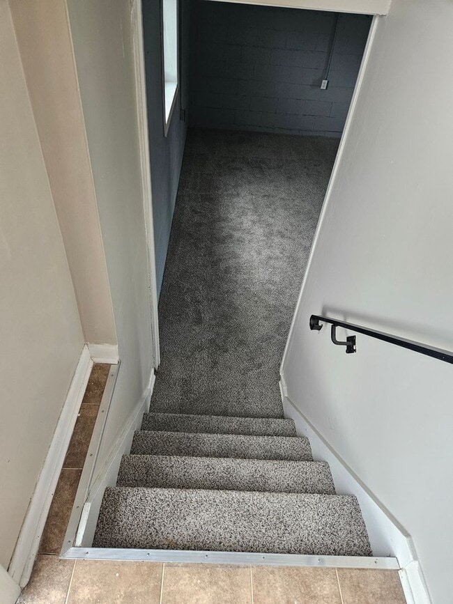 Building Photo - Spacious Bi-level home in New Albany