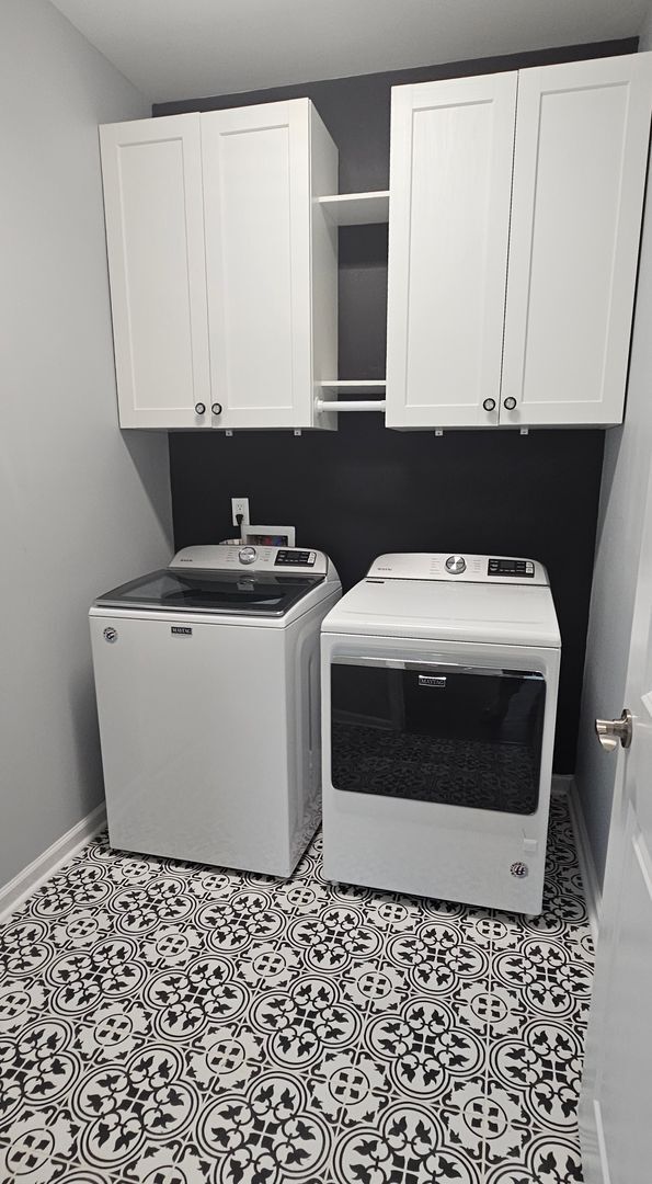 Building Photo - Live where charm meets convenience-Glenmoo...