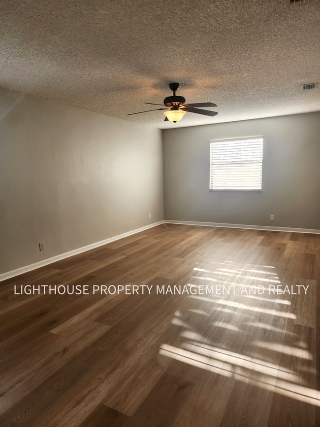 Building Photo - Beautifully Updated 3/2 One Mile from Beach!