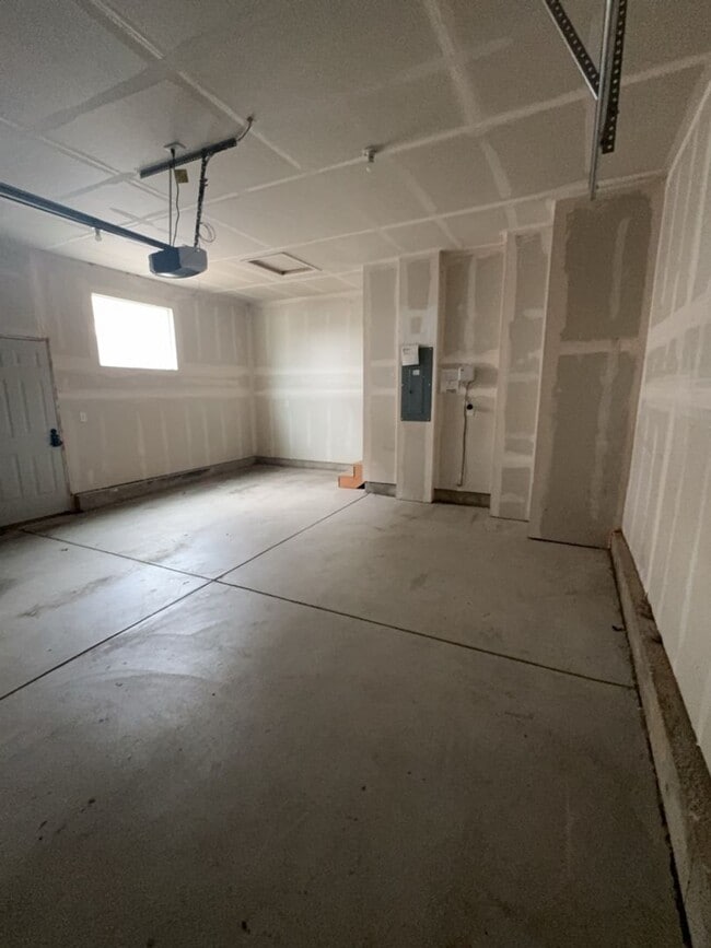 Building Photo - 3 Bed. 2 Bath, 2 Car Garage in Promontory