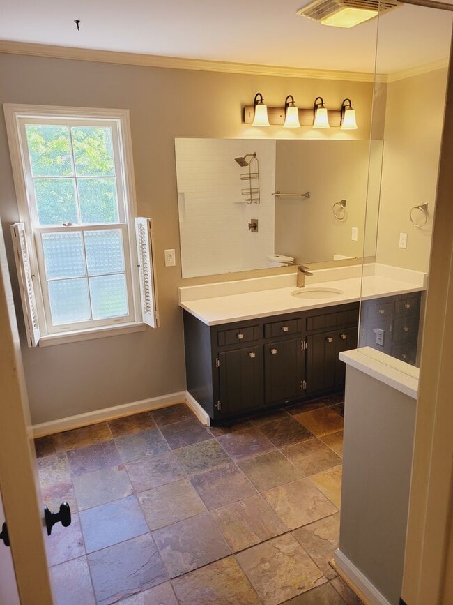 Building Photo - 984 Shades Crest Rd