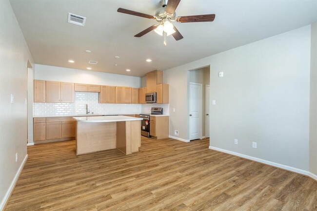 Building Photo - 121 Park Place Cir