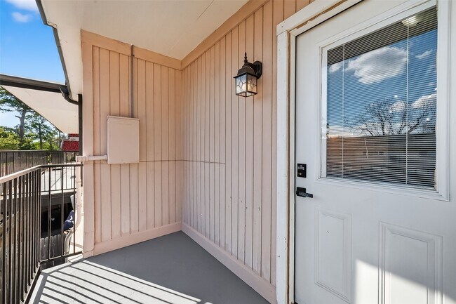 Building Photo - 1811 Stoney Brook Dr