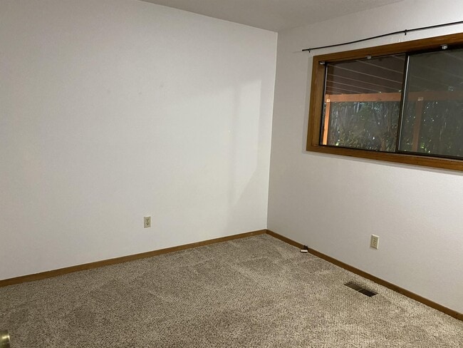 Building Photo - 2558 Troy Ct