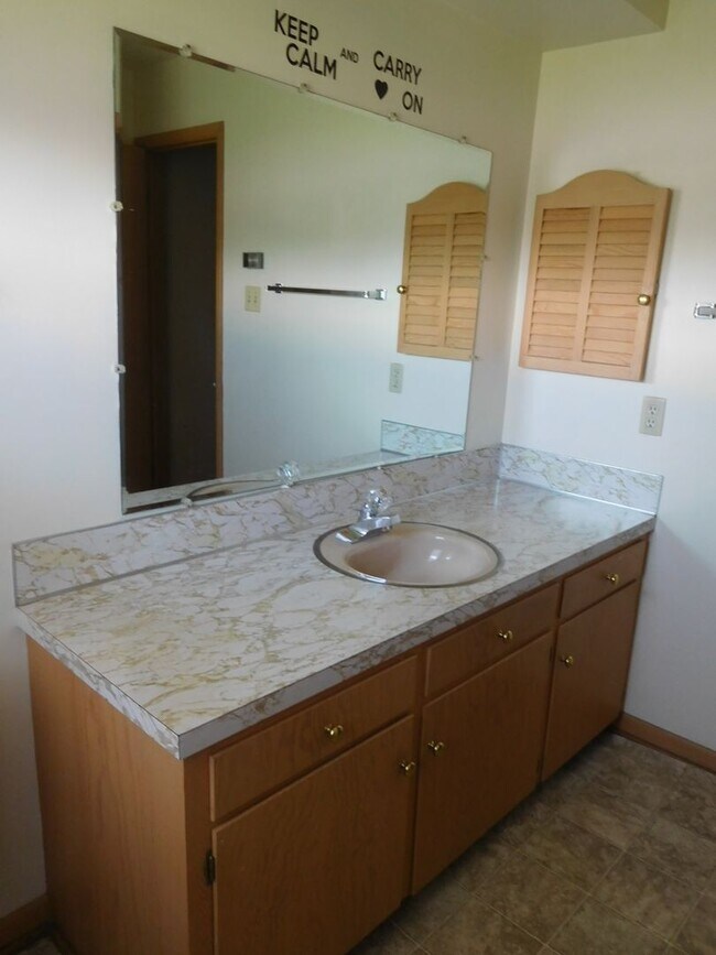 Building Photo - 9083 Meadowbrook Cir