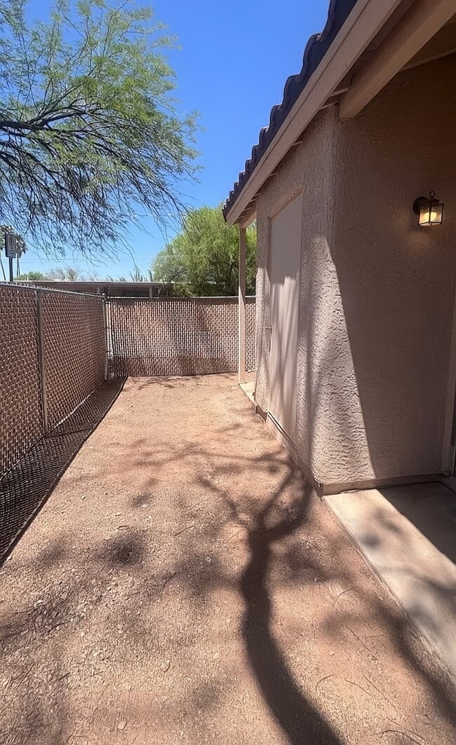 Building Photo - 3657 E Bermuda St