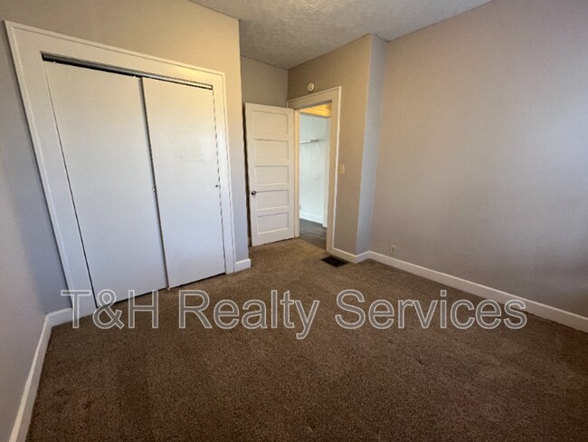 Building Photo - 5956 E Beechwood Ave