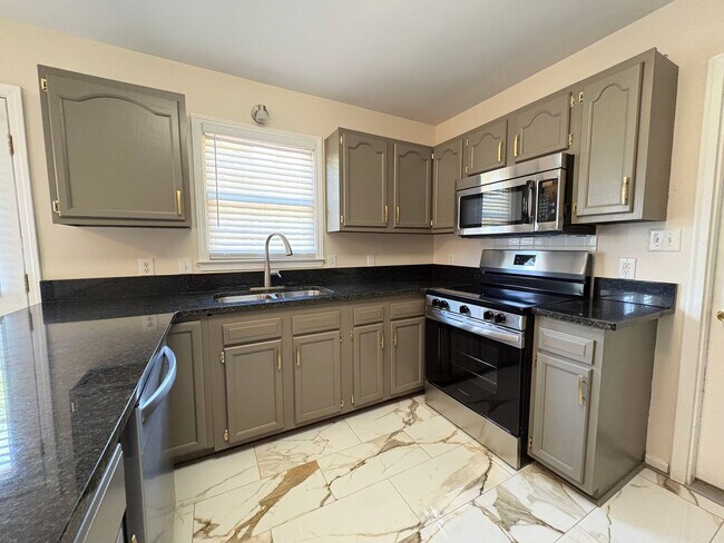 Building Photo - 3 Bedroom, 2 Bathroom House in Winston-Salem!