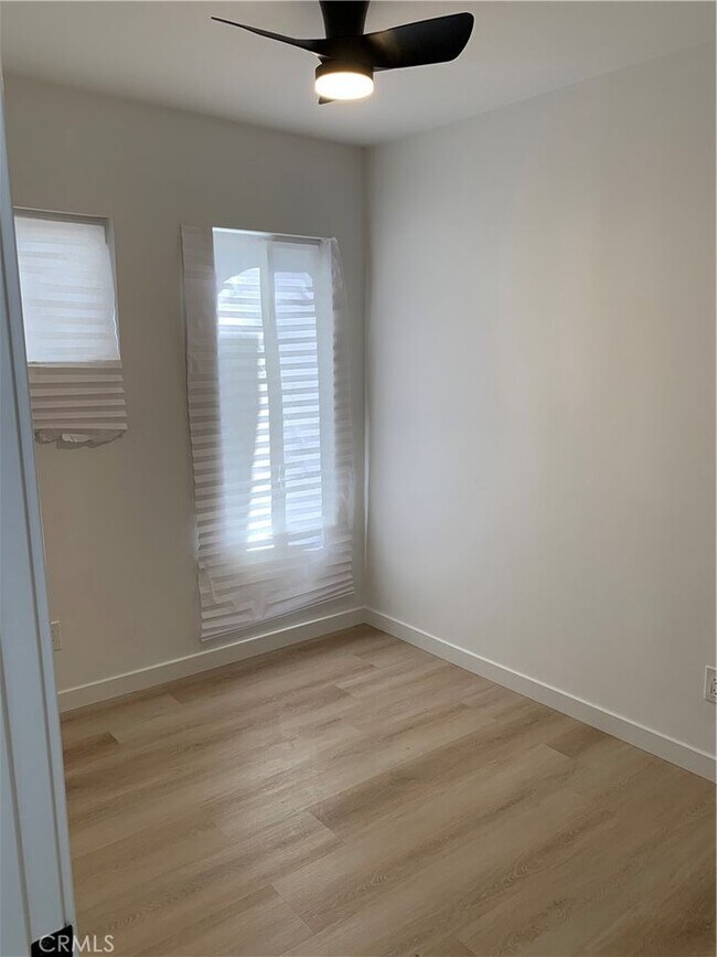 Building Photo - 1209 W 40th Pl