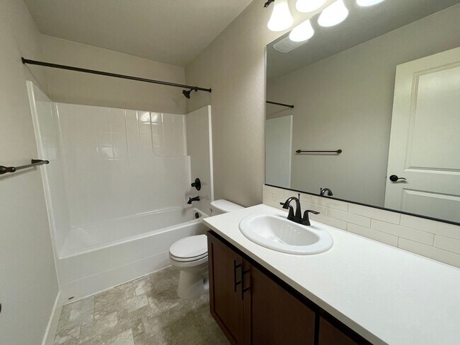 Building Photo - Lovely North Plains 4Bd 2.5Ba Home with Ja...