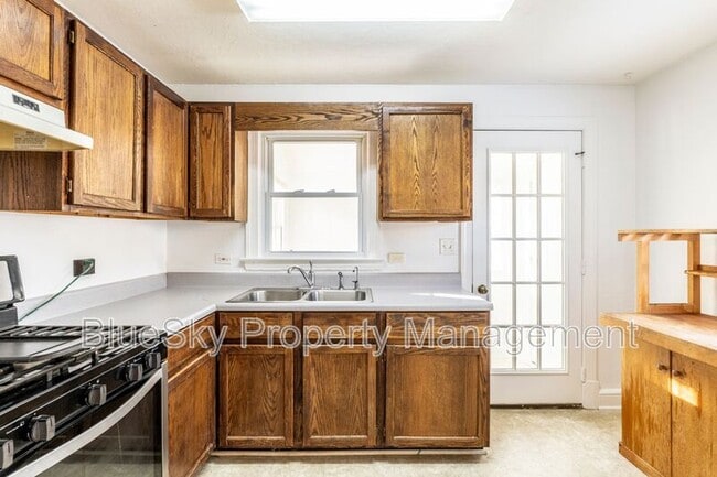 Building Photo - 1202 Cherry Ave