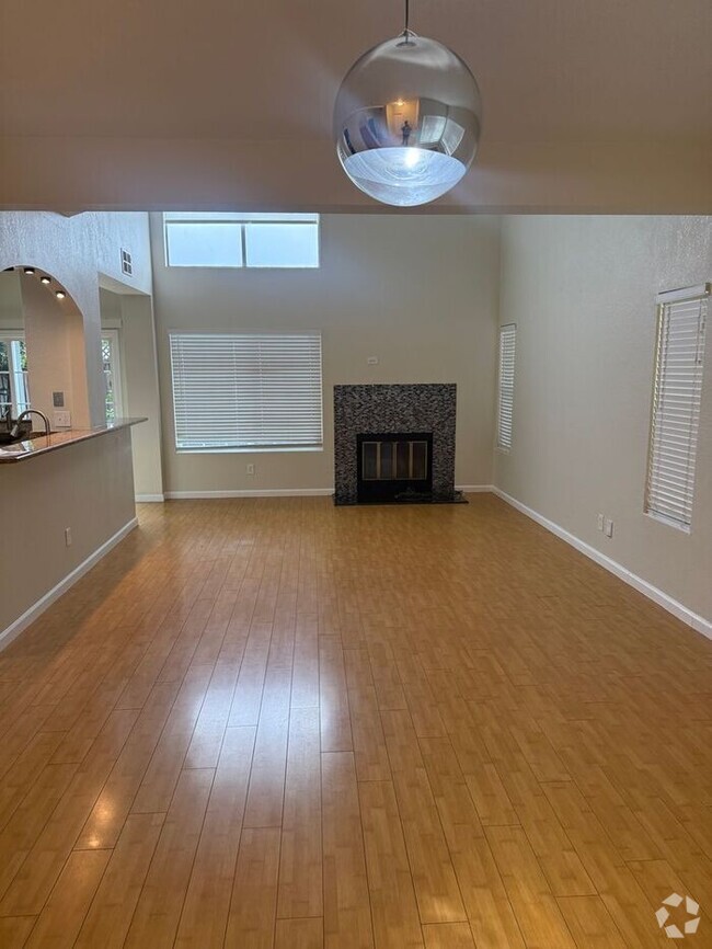 Building Photo - Beautiful Spacious 4-bedroom, 2.5-bathroom...