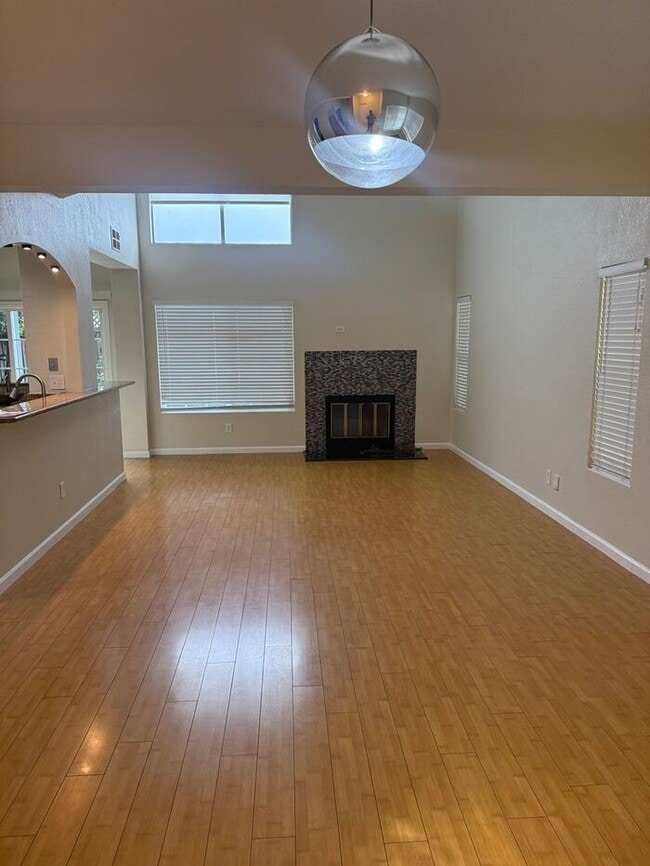 Primary Photo - Beautiful Spacious 4-bedroom, 2.5-bathroom...