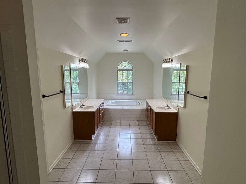 Building Photo - 15938 Wayland Dr