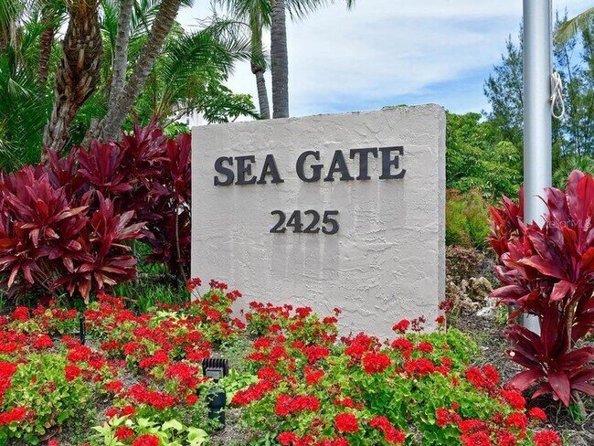 Building Photo - 2425 Gulf of Mexico Dr