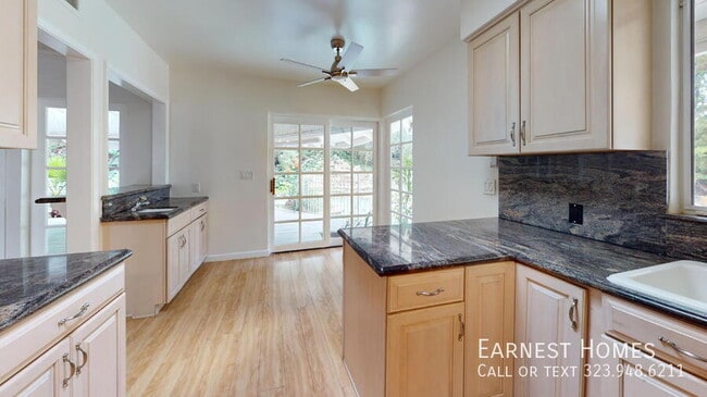 Building Photo - 4121 Hayvenhurst Dr