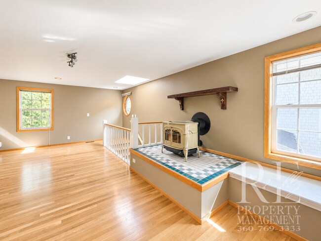 Building Photo - 14444 Sunrise Drive NE