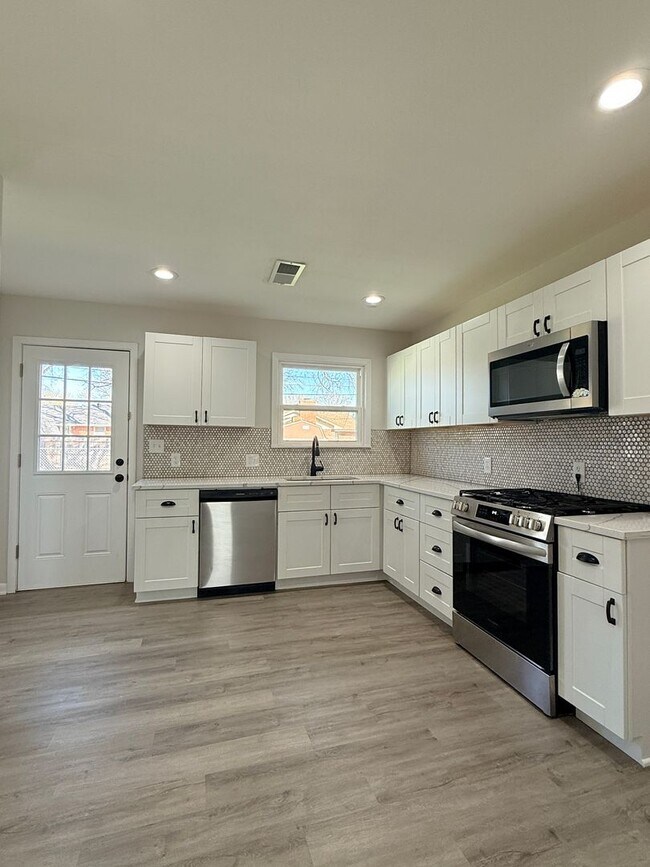 Building Photo - Bright & Clean 3 Bedroom 2 Bath