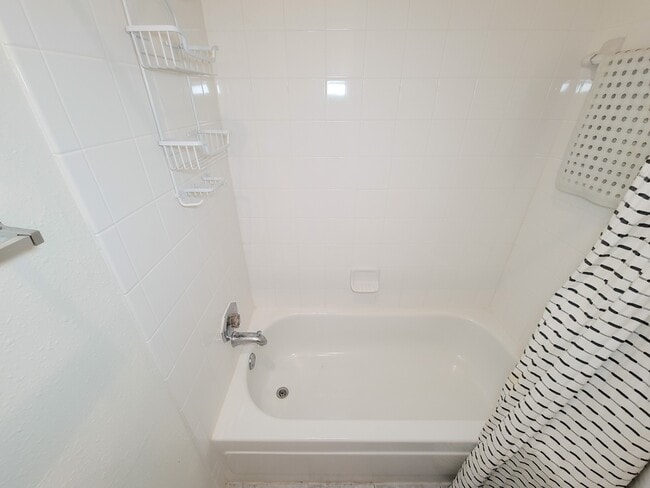 Building Photo - 7119 N Holiday Dr