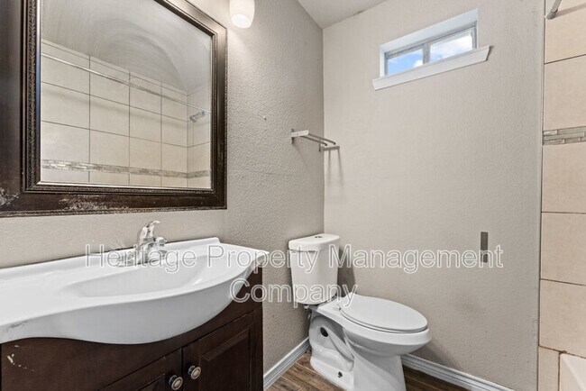 Building Photo - 315 Pool Dr