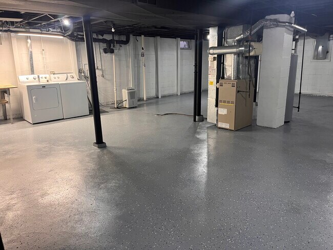 Building Photo - 6 Riverview Ln