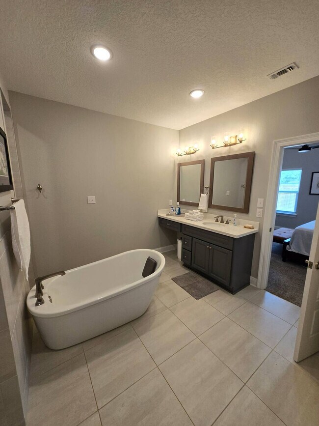 Building Photo - 13812 E El Bonito Dr