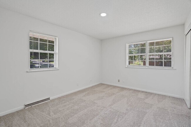 Building Photo - Charming & Newly Updated 2BR Duplex with F...