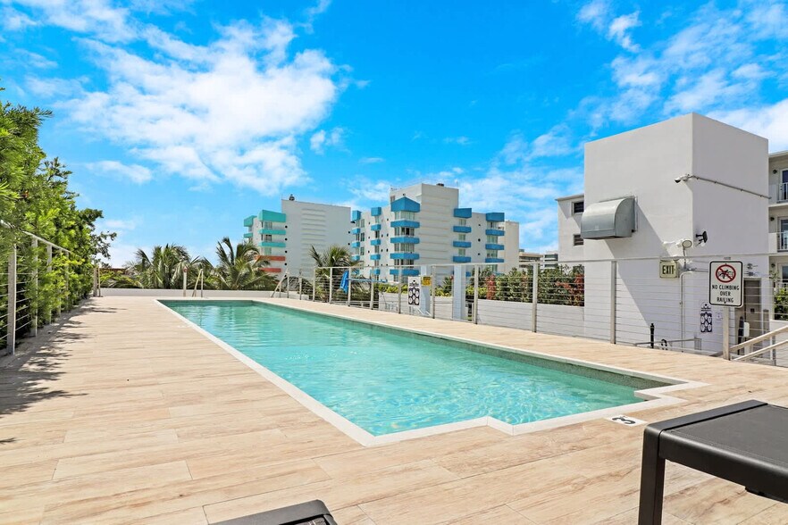 Primary Photo - 250 Collins Ave