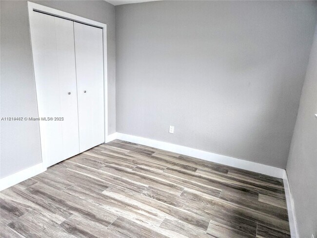 Building Photo - 1201 SW 42nd Ave