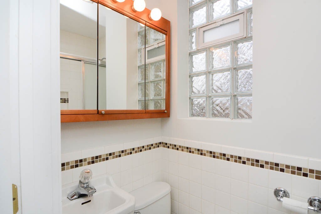 Building Photo - 1009 N Sacramento Ave