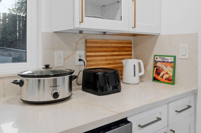 Building Photo - 5048 Bluff Pl