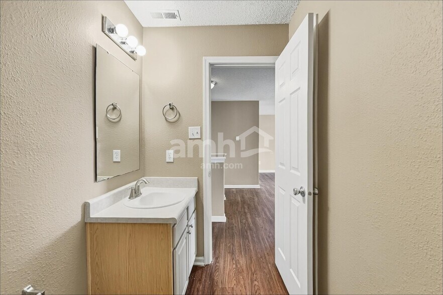 Building Photo - 10981 Clear Spring Dr