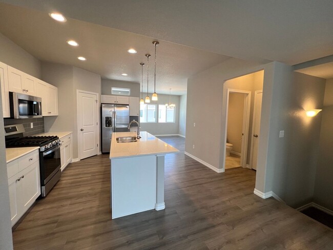 Building Photo - Immaculate Townhome Close to Woodmen and P...