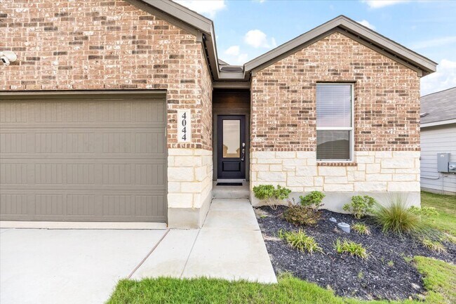 Building Photo - Spacious 4-Bed Home with Modern Upgrades, Fenced Yard & Community Pool in San Antonio