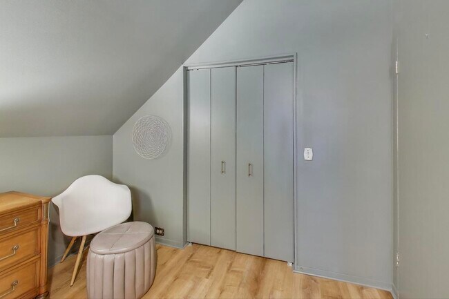 Building Photo - 3536 N Marshfield Ave