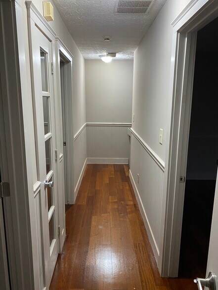 Building Photo - 303 Country Club Dr