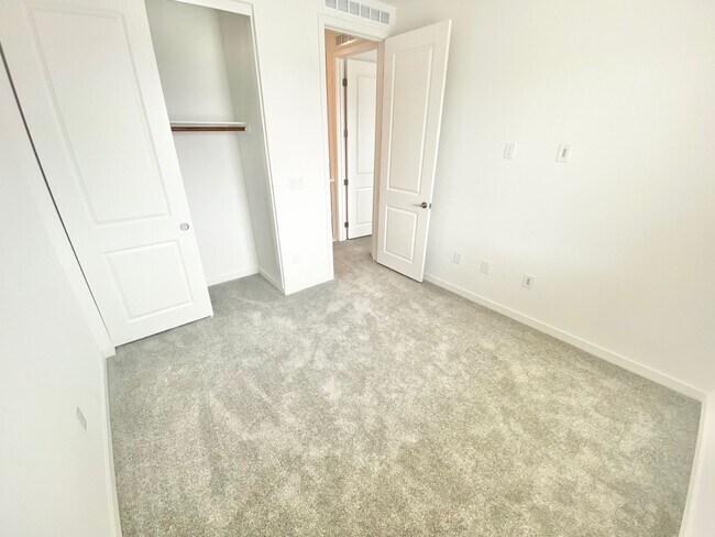 Building Photo - STUNNING LIKE NEW SINGLE-FAMILY HOME 3 BEDROOM / 2.5 BATHROOMS, WITH 2 CAR GARAGE!!