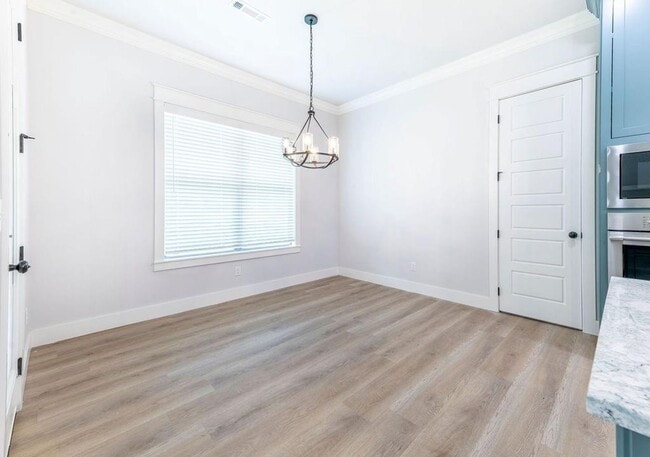 Building Photo - 5 bedroom CUSTOM BUILT home in Elm Springs MUST SEE