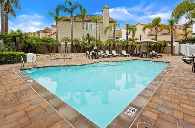 Building Photo - Gorgeous Costa Mesa Home in Gated Community!