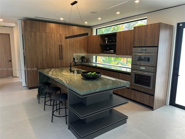 Building Photo - 1065 NE 119th St