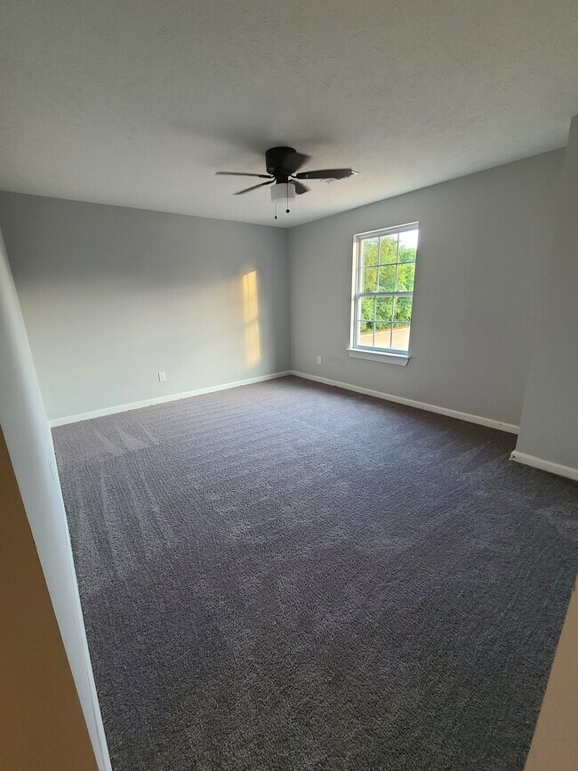 Building Photo - 607 Longfellow Ln