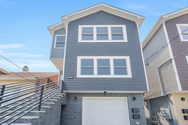 Building Photo - 275 Pearsall Ave