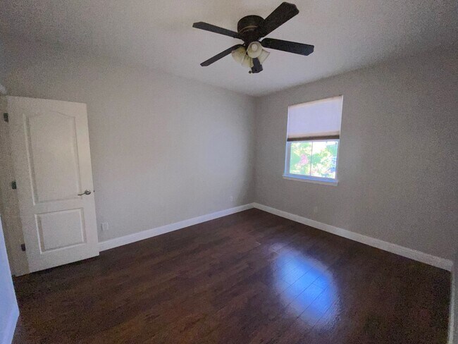 Building Photo - Top of the Hill - Gorgeous 5 Bedroom 3 Bat...