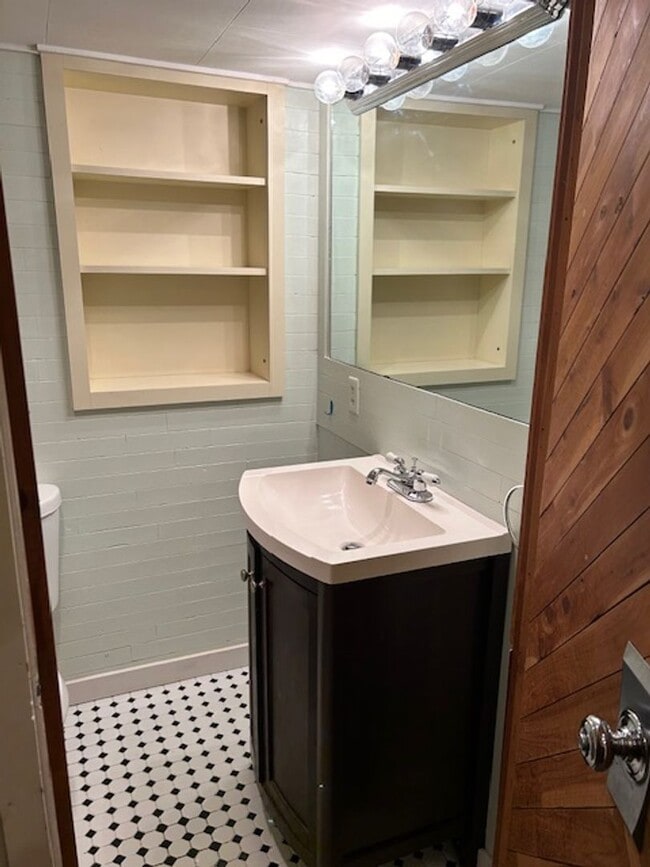 Building Photo - 1840 Jancey St