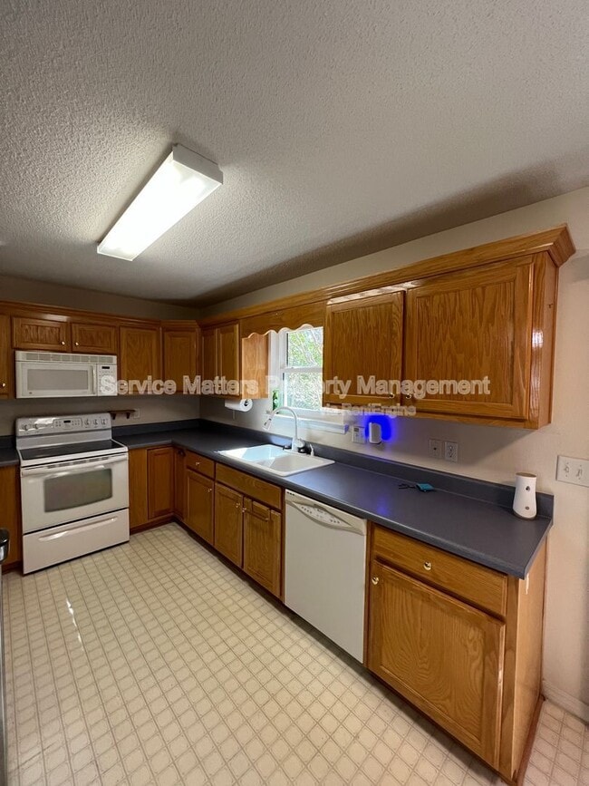 Building Photo - 4925 Hyatt Ln